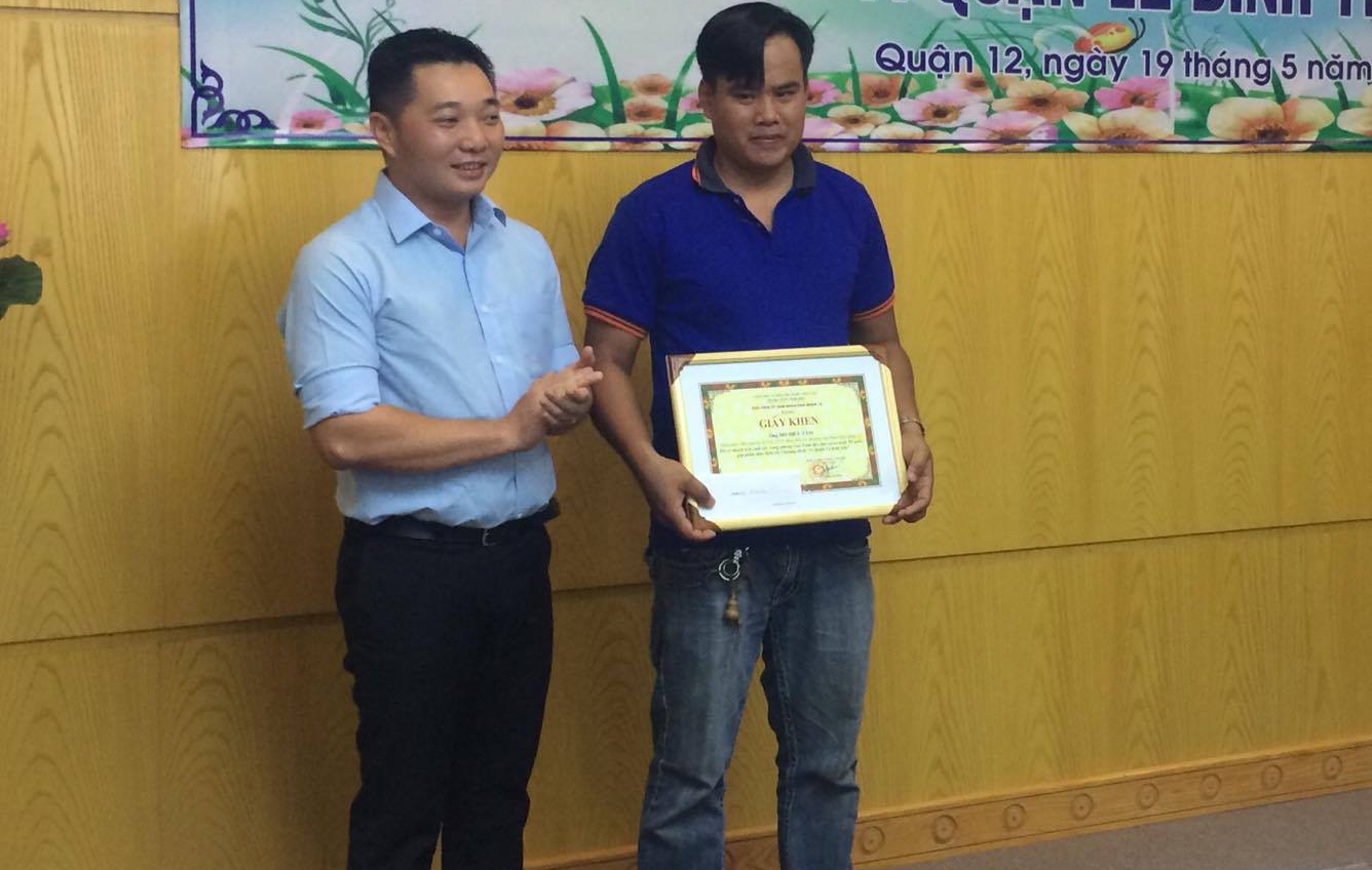 thưởng tiền cho tài xế bắt cướp ảnh 1 thuong tien cho tai xe bat cuop anh 1