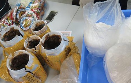 Ba lao ngoai quoc giau 3 kg heroin trong hu mam hinh anh