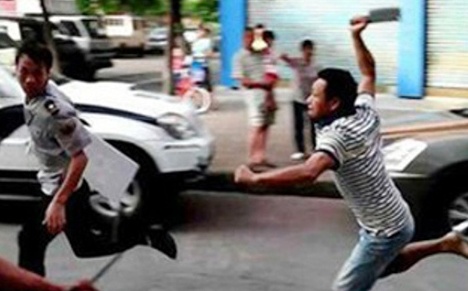 Dung ma tau duoi chem tai xe taxi vi cuong ghen hinh anh