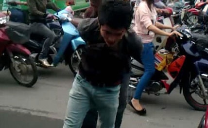Bat 2 nghi can dan canh cuop iPhone o Sai Gon hinh anh