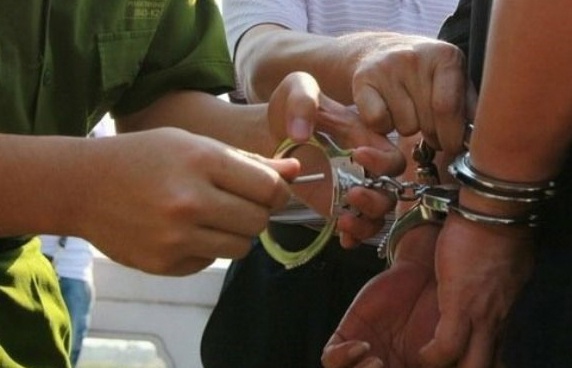 Giang bay chiem doat tai san cua ban tinh dong tinh hinh anh