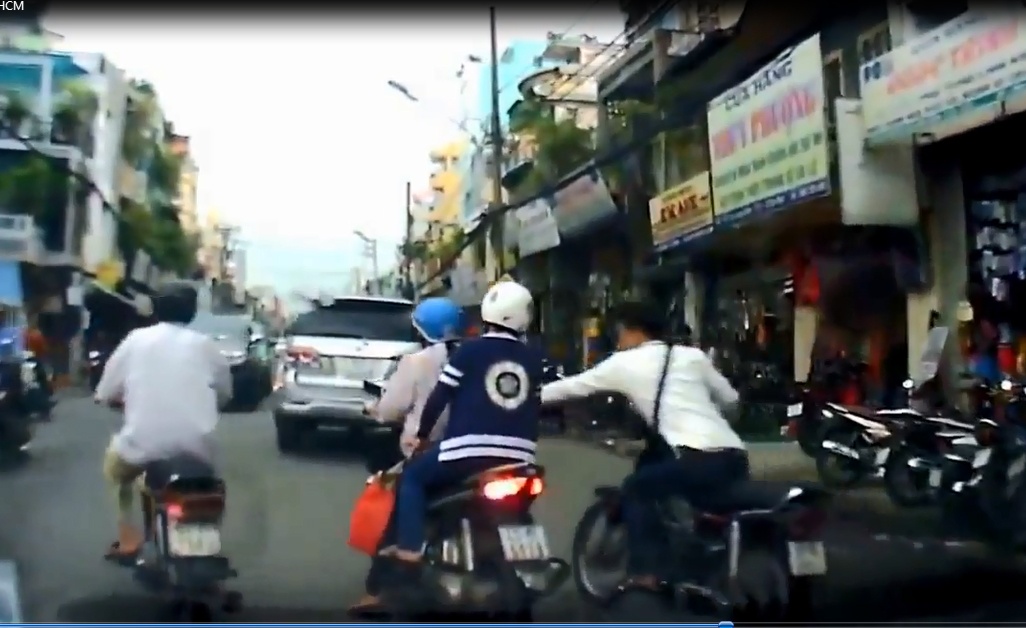 Ten cuop giat tui xach giua ban ngay o Sai Gon sa luoi hinh anh