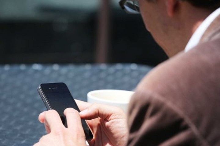 Nghien smartphone co the teo co ngon tay hinh anh