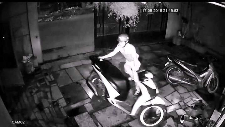 Xong vao nha trom xe SH 3 giay o Sai Gon hinh anh