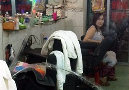 Troi chu tiem hot toc cuop vang, xe may giua ban ngay hinh anh