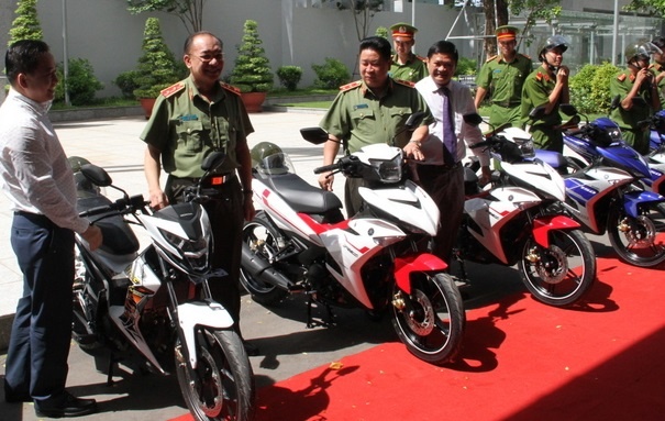 Ban giao 100 moto cho canh sat de san bat cuop hinh anh