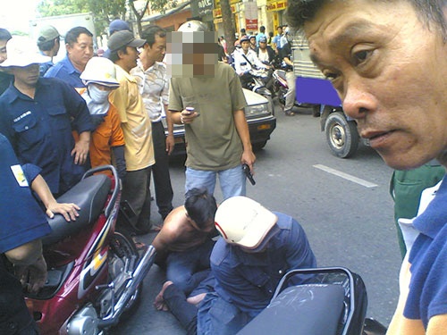 Canh sat ban vao dui ten cuop giua Sai Gon hinh anh