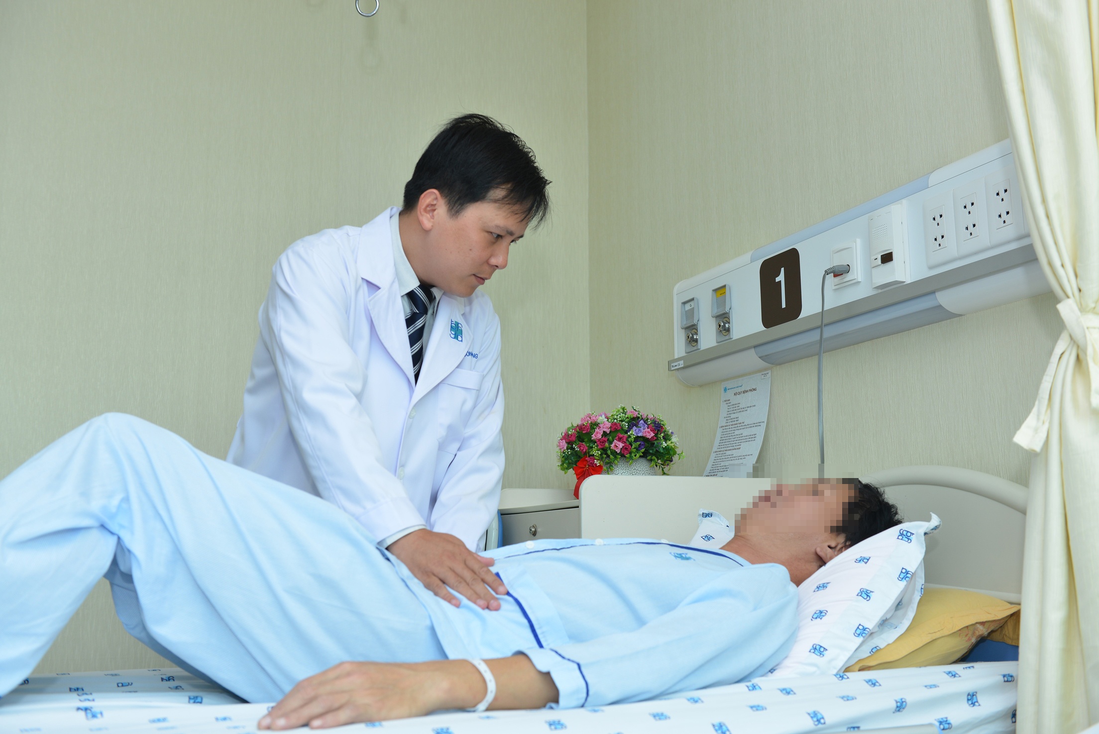 Tu dieu tri viem gan B, thay giao bi u lon 4,5 cm hinh anh