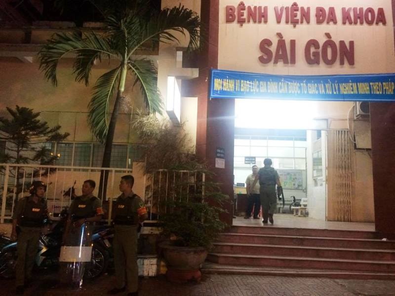 Hang chuc con do danh guc 2 thanh nien giua Sai Gon hinh anh