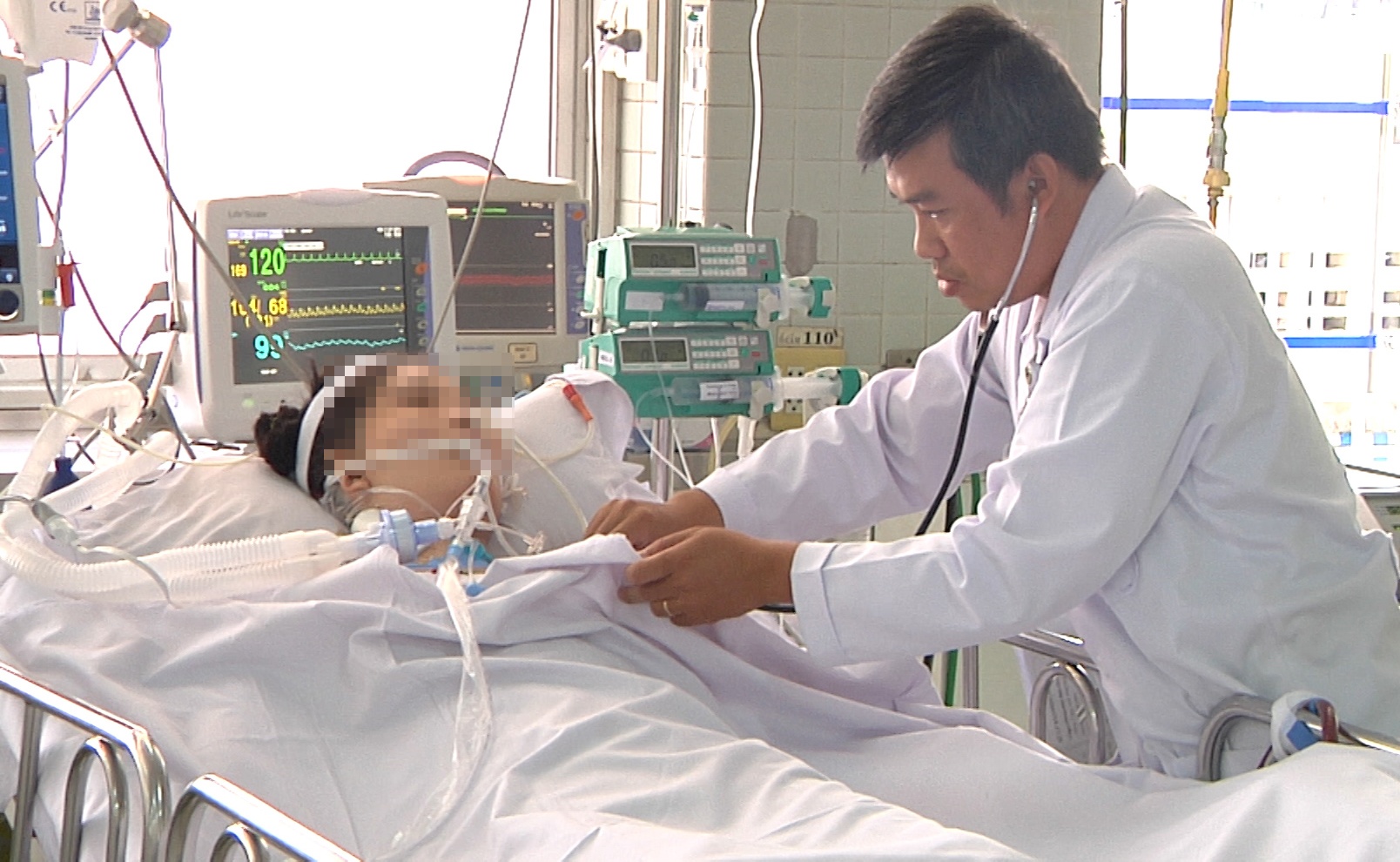 Nu sinh nguy kich vi ong nghe dot hinh anh