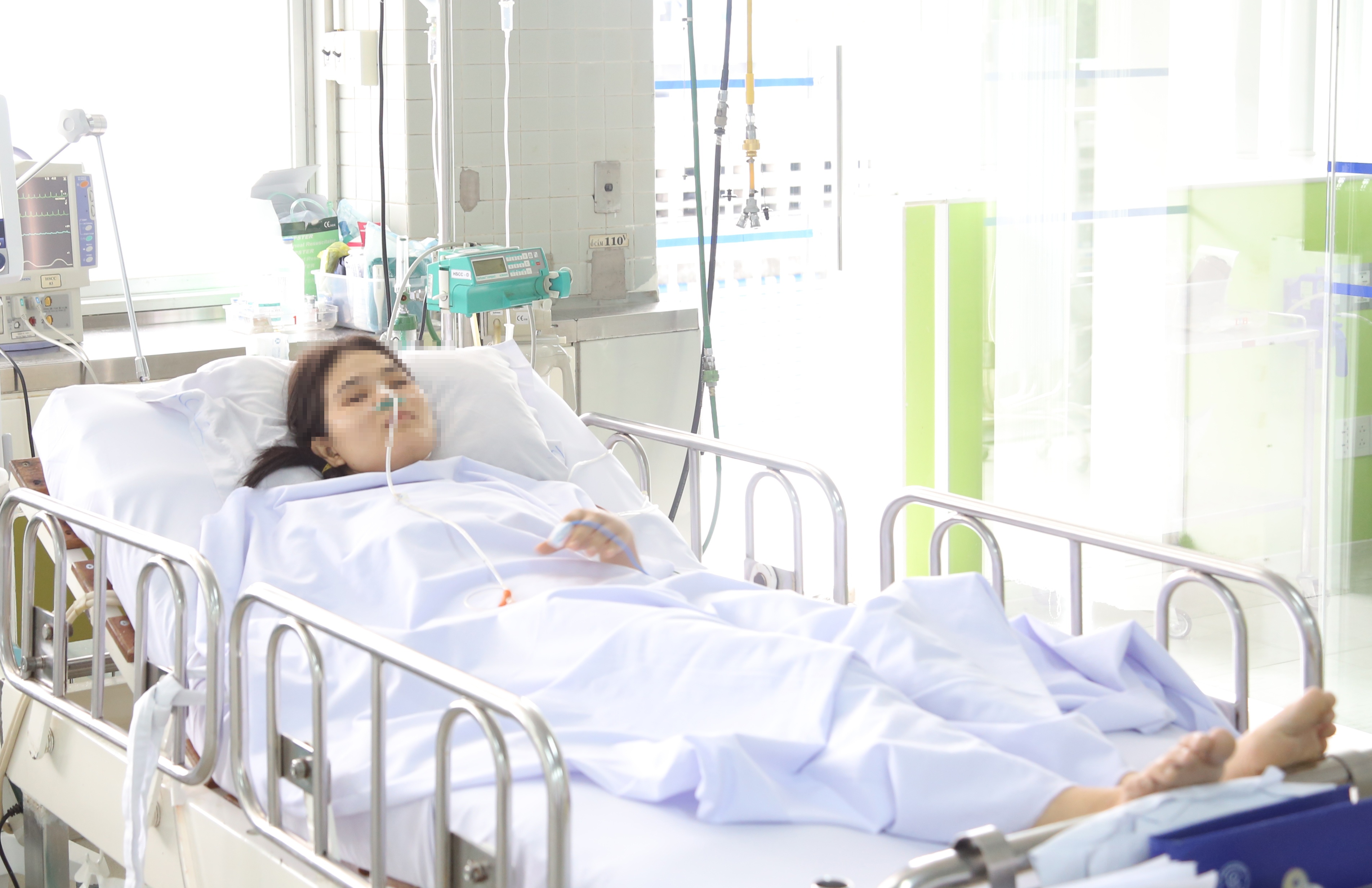 Nu sinh bi ong dot da qua con nguy kich hinh anh