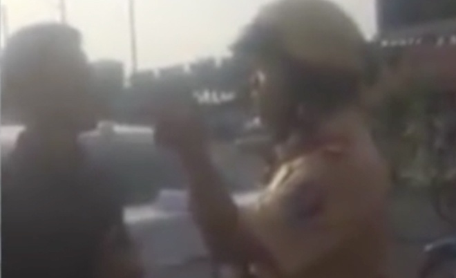 CSGT đánh người vi phạm trên phố Sài Gòn ảnh 1 CSGT danh nguoi vi pham tren pho Sai Gon anh 1