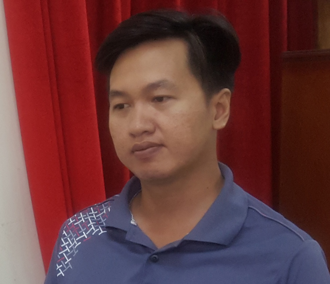 Gia nhan vien ngan hang lua mua nhieu iPhone, iPad hinh anh
