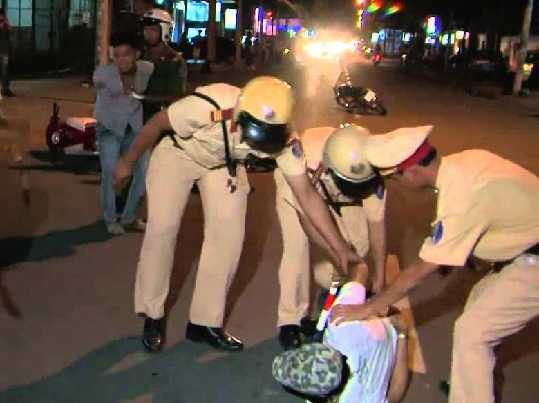 Tai xe dap cua, tri ho canh sat vay bat 3 ten cuop hinh anh