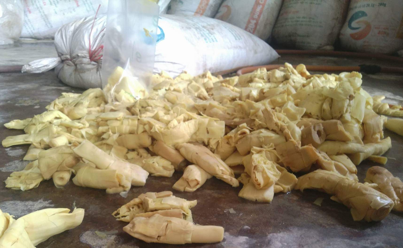 Măng ngâm hóa chất nhuộm vải ảnh 1 Mang ngam hoa chat nhuom vai anh 1