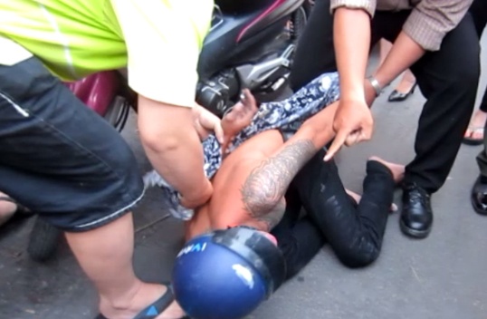 Lai xe om khong che 9X co y dinh xau hinh anh