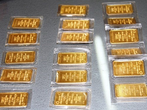 Ke phong hoa dot vo con danh roi 18 cay vang khi bo tron hinh anh