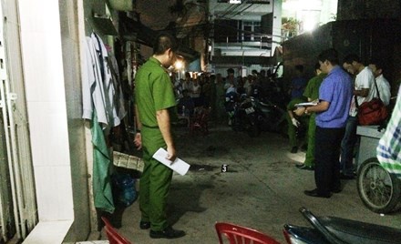 An mang ben ban nhau tu chiec roi dien hinh anh