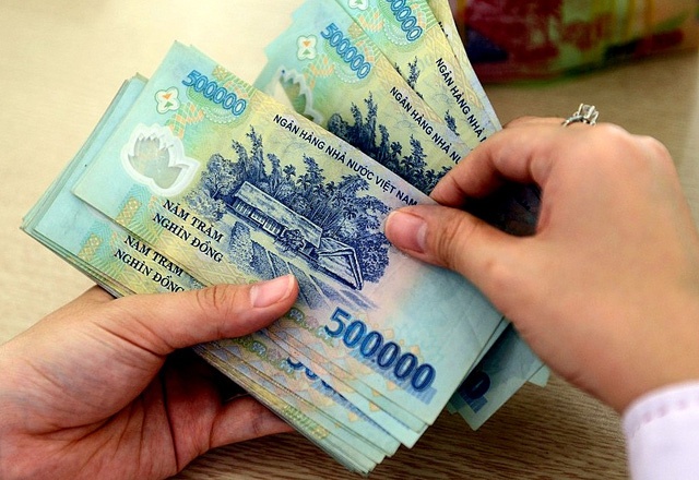 Truong phong ngan hang lam khong giay to chiem gan 3 ty hinh anh