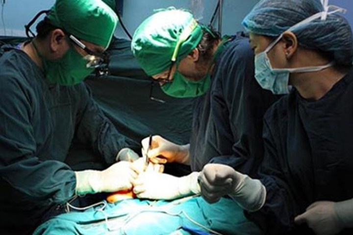 Noi lai duong vat bi dut cho be trai 8 tuoi hinh anh