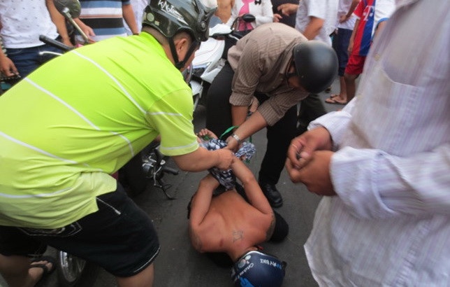 Hai ten cuop giat dien thoai bi nguoi di duong danh bam dap hinh anh
