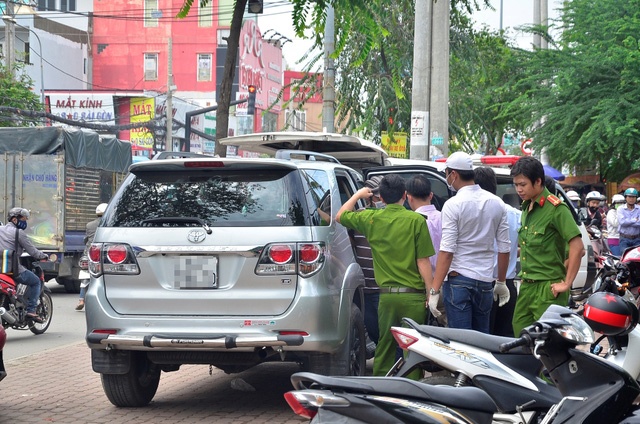 Canh sat dieu tra vu mat 80 luong vang tren oto thung lop hinh anh