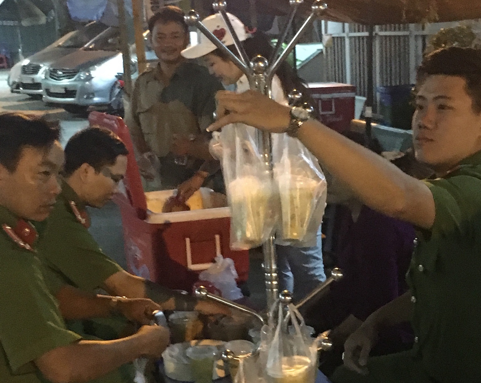 Công an phát cháo từ thiện ảnh 2 Cong an phat chao tu thien anh 2