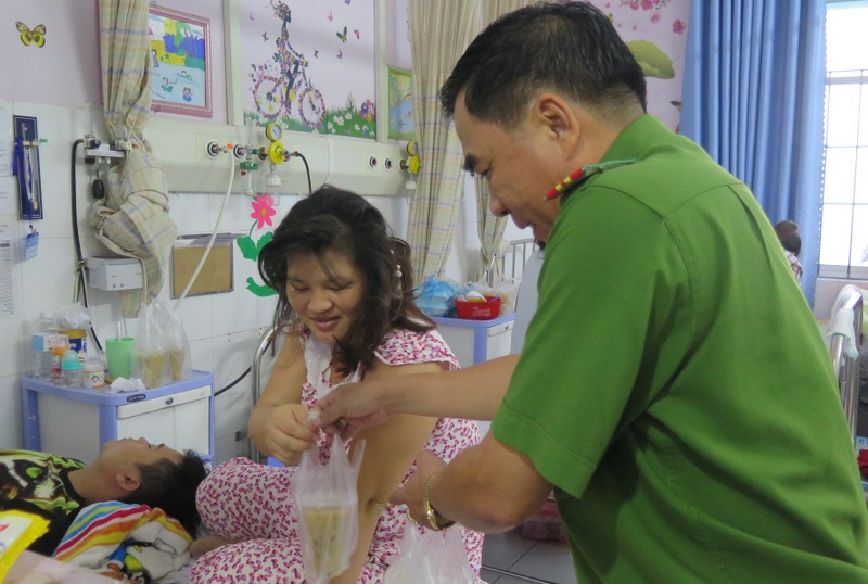 Cong an phuong nau chao cho benh nhan ngheo ngay giap Tet hinh anh