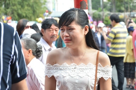 Nhieu nguoi bi cuop giat iPhone o duong hoa Nguyen Hue hinh anh