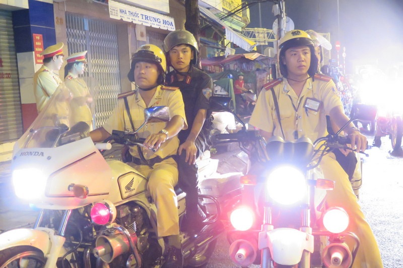 Dua xe trai phep anh 1