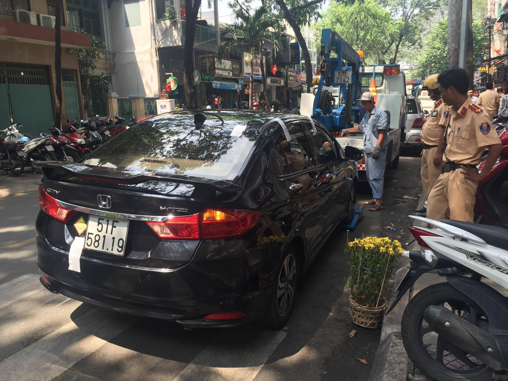 Cắn vào chân CSGT ảnh 1 Can vao chan CSGT anh 1