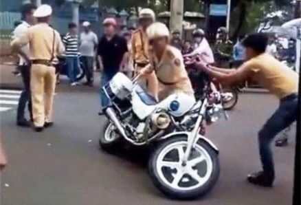 Nguoi nhiem HIV can vao chan CSGT khi bi thoi phat hinh anh