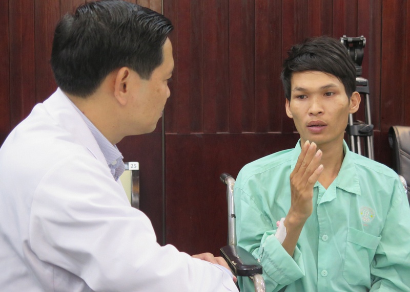 Cuu song benh nhan bi chay mau mui lien tuc hinh anh