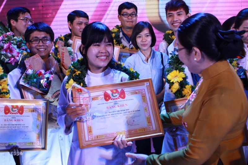Bác sĩ chữa bệnh phạm nhân  ảnh 2 Bac si chua benh pham nhan anh 2