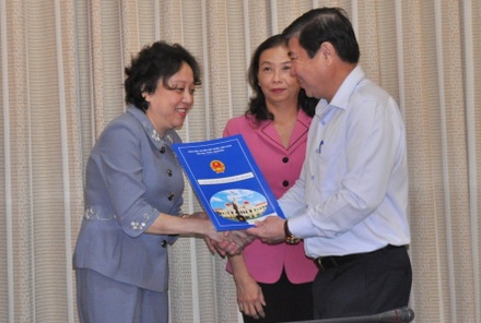 Pho giam doc So Y te TP.HCM dung dau ban an toan thuc pham hinh anh