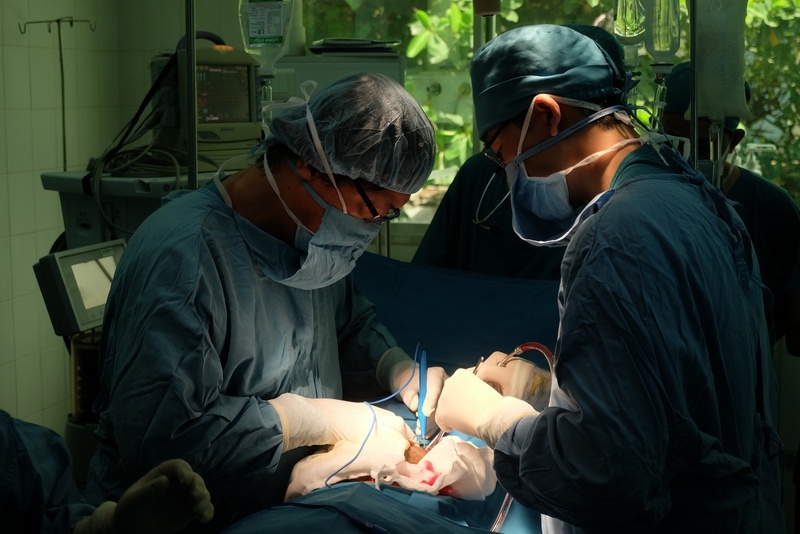 Bac si 4 benh vien lon o Sai Gon cuu thai phu bi vo tu cung hinh anh