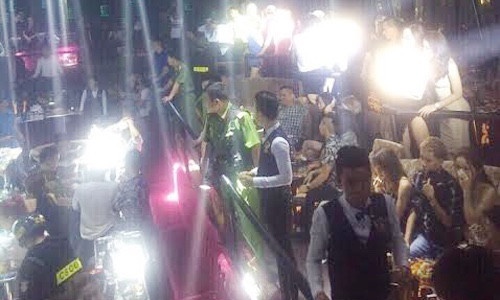 Khach ngung nhay khi ca tram canh sat ap vao quan bar o Sai Gon hinh anh