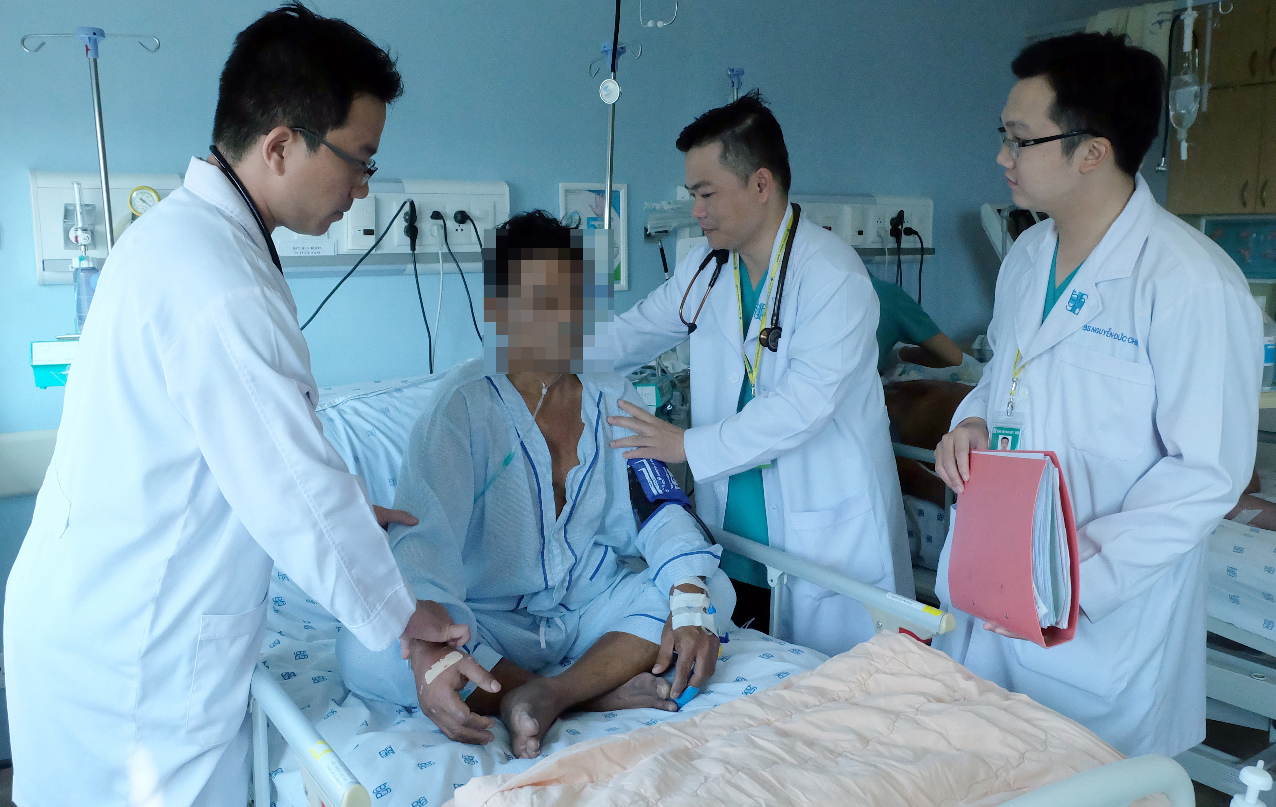 Hai benh vien cuu song du khach Singapore bi truy tim hinh anh