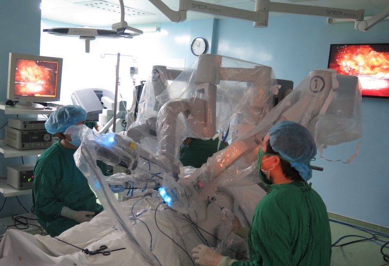 Robot phau thuat nang ong mat chu cho san phu hinh anh