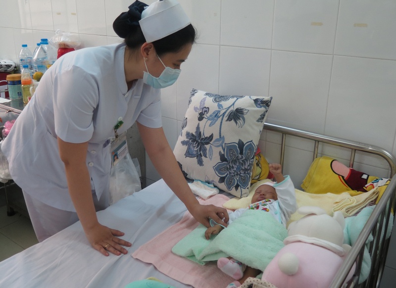 TP.HCM: Tre nhap vien nhieu do nang nong hinh anh