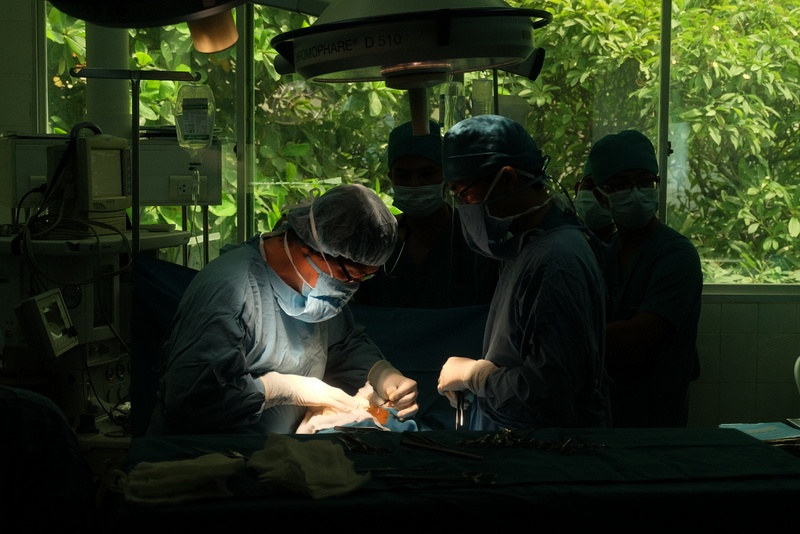 Ung thu vi de tinh hoan an trong o bung hon 30 nam hinh anh