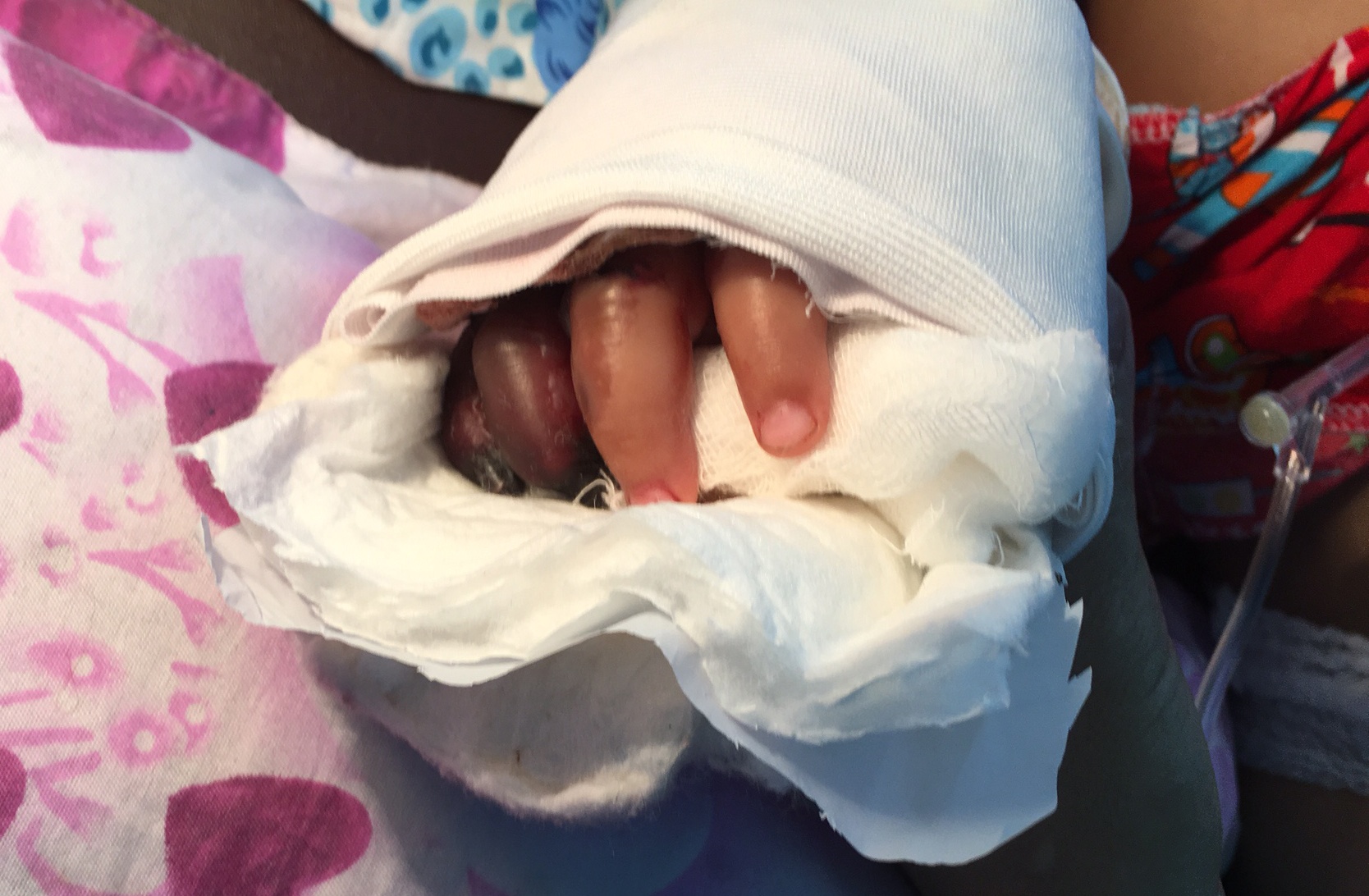 Tay be trai bi thang may cuon hoai tu anh 1