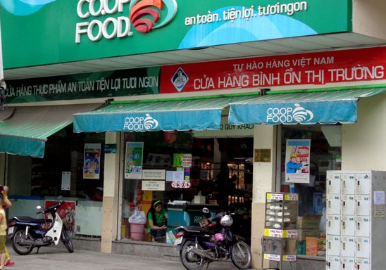 Chong dam vo giua cua hang o Sai Gon roi tu sat hinh anh