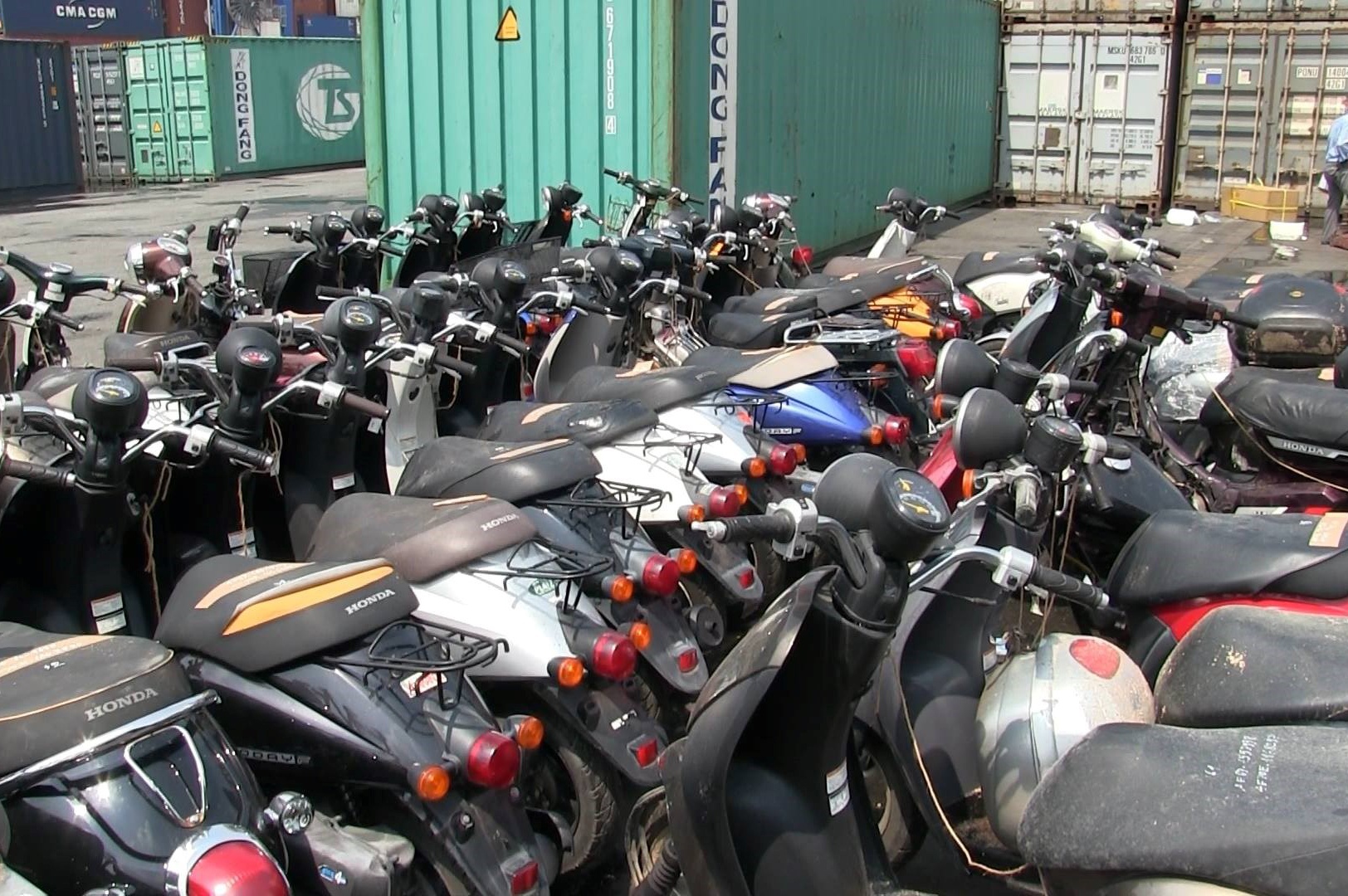 Phat hien hang tram xe may nhap lau vao Sai Gon hinh anh