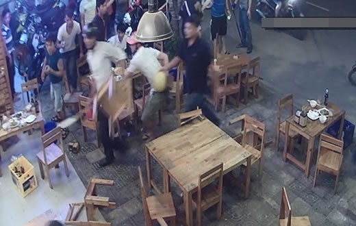 Con do cam dao, roi dien lao vao nha hang o Sai Gon chem guc 2 nguoi hinh anh