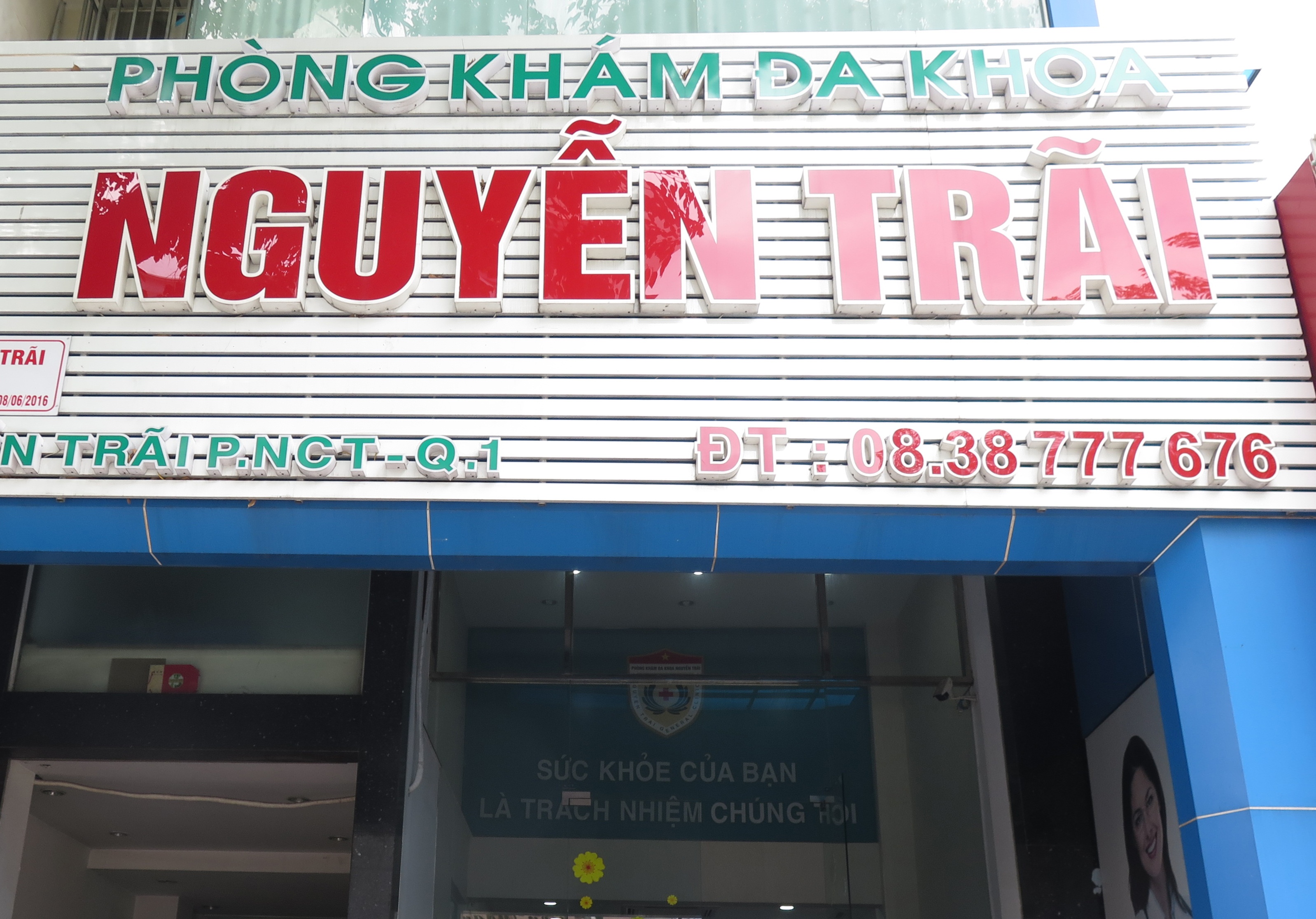 Dong cua phong kham anh 1