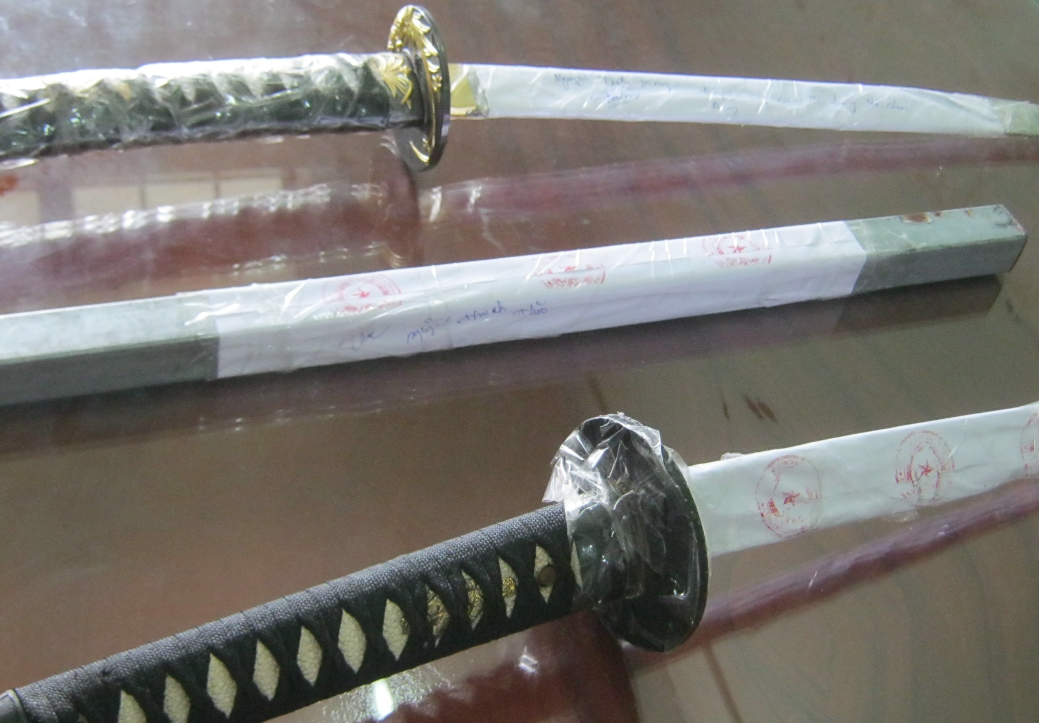 Bat 3 con do chem guc nhan vien shop thoi trang o Sai Gon hinh anh