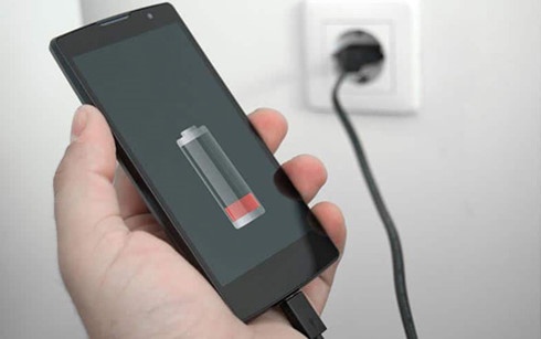 Dien giat bat tinh vi nghe dien thoai khi dang sac pin hinh anh