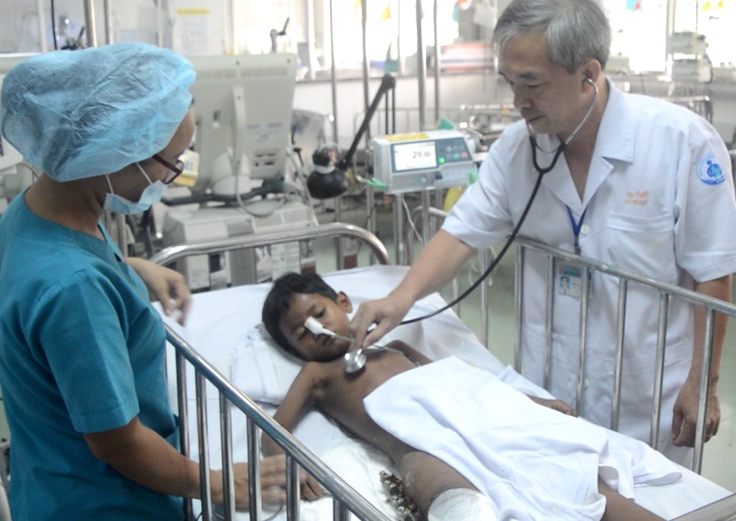 Be trai suyt chet vi bi suy than do treo cay nga gay chan hinh anh