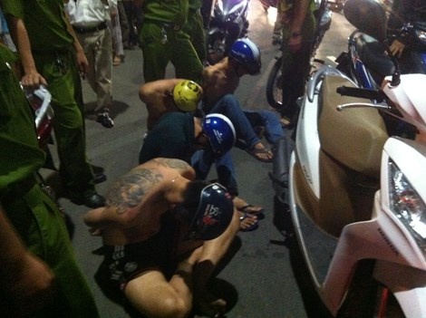 Canh sat no sung tran ap nhom thanh nien pha o tru so cong an hinh anh